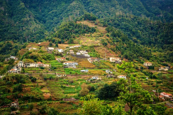Klein dorp in de bergen van Madeira — Stockfoto