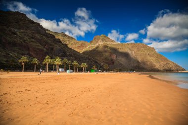 Las Teresitas Dağları ile arka plan üzerinde plaj.
