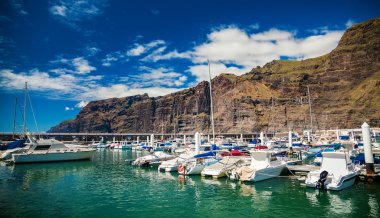 Los Gigantes marina yat ve tekne ile