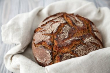 Yakın plan sıcak çavdar ekmeği keten kumaşta.