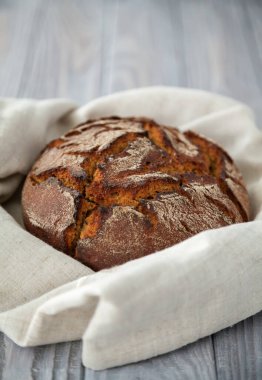 Yakın plan, keten kumaşlı taze çavdar ekmeği.