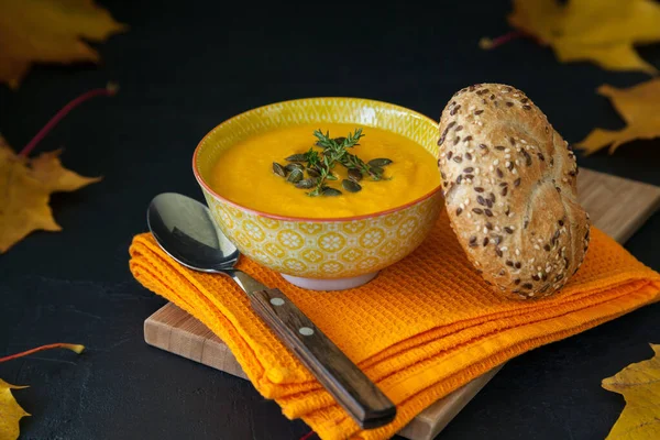 Soupe Crème Citrouille Maison Avec Des Graines Pain Frais Feuilles — Photo