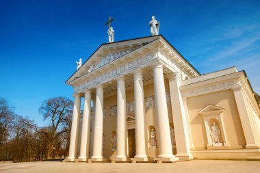 St. Stanislaus Katedrali ve Vilnius Aziz Ladislaus Kilisesi Litvanya 'nın ana Katolik Katedrali. Vilnius Eski Kasabası 'nda, Katedral Meydanı' nın hemen dışında..