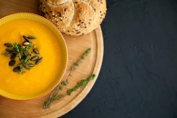 Close Bright Orange Homemade Pumpkin Soup Served Seeds Herbs Bun — Stock Photo, Image