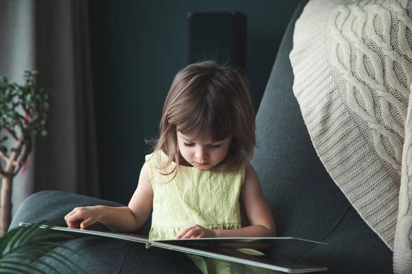 Kleine Süße Mädchen Lesen Ein Buch Hause Sitzt Auf Einem — Stockfoto