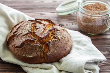 Yakın plan güzel karabuğday ekmeği keten kumaş üzerinde.