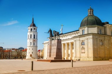 Vilnius 'taki Katedral Meydanı Vilnius Eski Kasabası' nın ana meydanıdır. Neo-klasik Vilnius Katedrali 'nin hemen önündedir. Şehir yaşamının önemli bir noktasıdır..