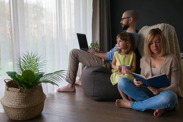 Familie Verbringt Zeit Miteinander Vater Mit Laptop Mutter Liest Ein — Stockfoto