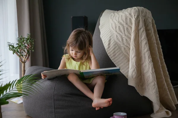 Pouco Bonito Bebê Menina Vestido Amarelo Lendo Livro Casa Sentado — Fotografia de Stock