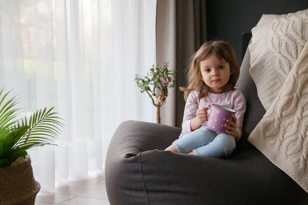 Kleine Süße Mädchen Trinken Eine Tasse Tee Sitzt Auf Einem — Stockfoto