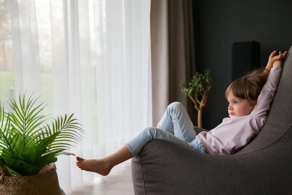 Pouco Bonito Bebê Menina Relaxante Sentado Uma Cadeira Saco Feijão — Fotografia de Stock