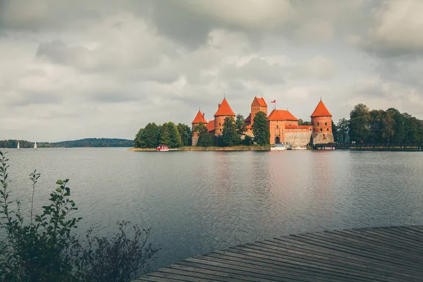 立陶宛维尔纽斯附近著名的Trakai古堡被投掷的照片 — 图库照片