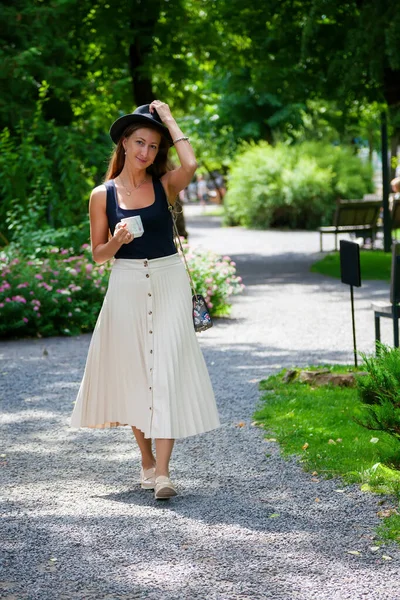 Beautiful Young Woman Walking Park Cup Coffee Zero Waste Concept — Stock Photo, Image