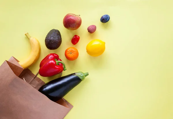 Sac Shopping Papier Avec Différents Fruits Légumes Sur Fond Jaune — Photo