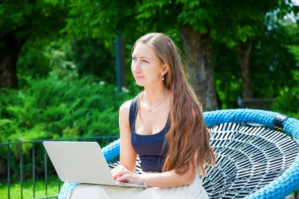 Młoda Kobieta Freelancer Pomocą Laptopa Siedzi Krześle Parku Praca Poza — Zdjęcie stockowe