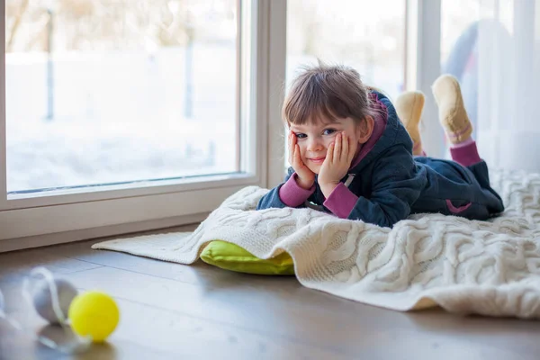 Liebenswertes Kleines Mädchen Auf Einer Wolldecke Fenster Liegend Ist Schneereicher — Stockfoto