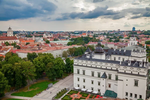 Piękny Widok Stare Miasto Wilnie Małymi Domkami Kościołami Czerwonymi Płytkami — Zdjęcie stockowe