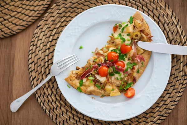 Tortilla Casera Peluche Con Tomates Patatas Aceitunas Tocino Mucho Queso —  Fotos de Stock