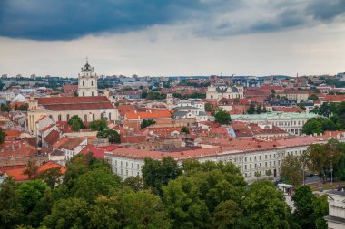 Vilnius 'taki küçük evleri, kiliseleri ve kırmızı kiremitleri olan eski şehrin güzel manzarası.