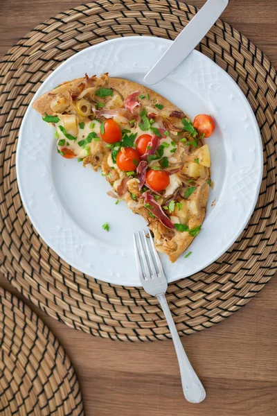 Omelete Recheado Caseiro Com Tomates Batatas Azeitonas Bacon Muito Queijo — Fotografia de Stock