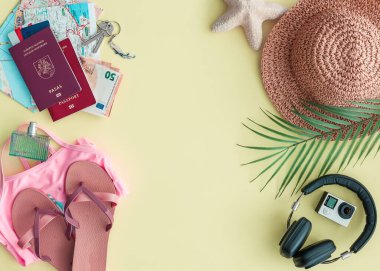 Bir merkezde, sarı bir arkaplanda, metin için bir kopyalama alanı ile seyahat etmek için farklı aksesuarlarla düz seyahat