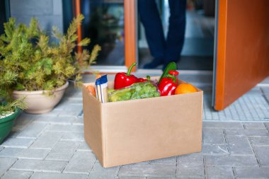 Müşteri kutuda yiyecek kabul ediyor. Salgın Covid-19 sırasında doğum. Evde kal. İnternetten alışveriş. Bağlantı kurulamadı.