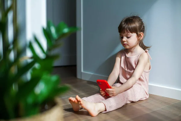 Petite Fille Sérieuse Avec Téléphone Portable Assise Seule Sur Sol — Photo