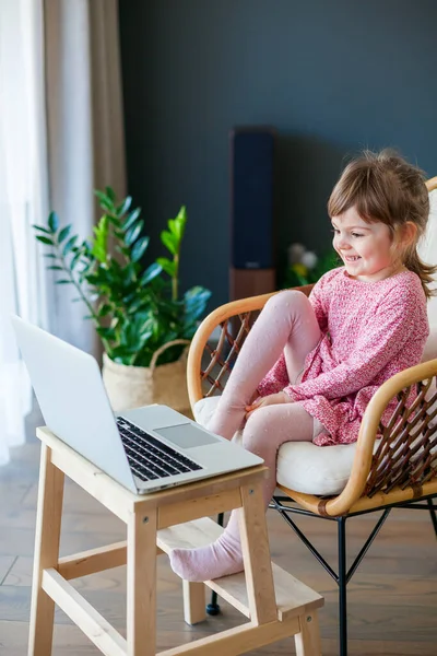 Flicka Video Chatta Med Sina Morföräldrar Med Hjälp Bärbar Dator — Stockfoto