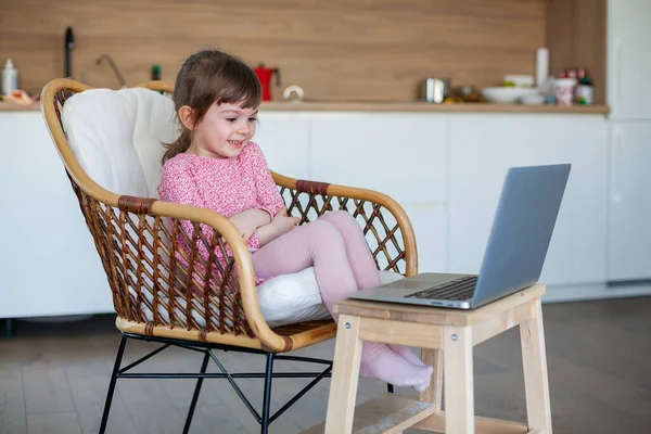 Kleines Mädchen Chattet Mit Ihren Großeltern Laptop — Stockfoto