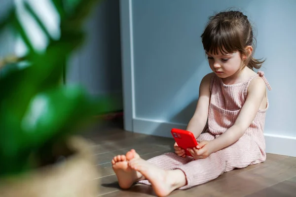 Seriös Liten Flicka Med Mobiltelefon Som Sitter Ensam Golvet Hon — Stockfoto