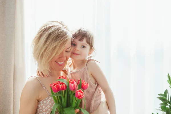 Holčička Blahopřeje Své Matce Tulipány Šťastný Den Matek Máma Dcera — Stock fotografie