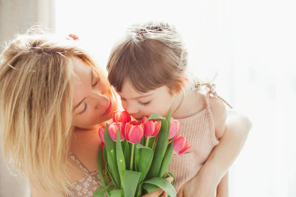 Holčička Její Matka Objímají Očichávají Tulipány Šťastný Den Matek — Stock fotografie