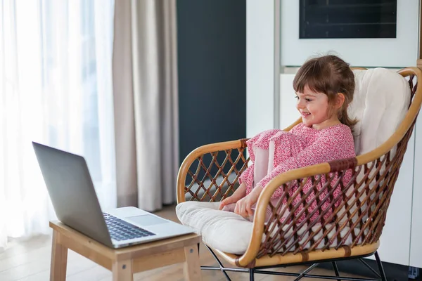 Leende Liten Flicka Video Chatta Med Sina Morföräldrar Med Hjälp — Stockfoto