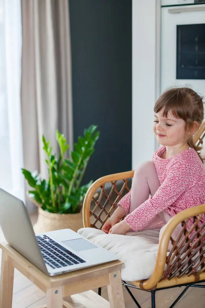 小女孩用笔记本电脑与祖父母视频聊天 — 图库照片