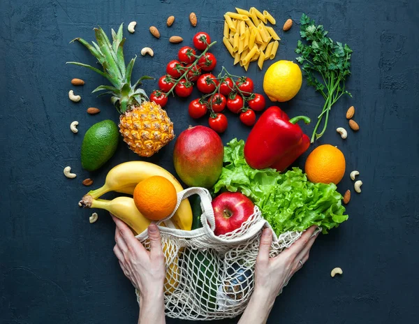 Manos Sosteniendo Una Bolsa Cuerdas Con Comida Vegetariana Saludable Variedad —  Fotos de Stock