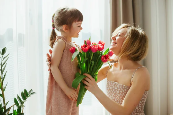 Feliz Día Madre Niña Felicitando Madre Dándole Flores Mamá Hija —  Fotos de Stock