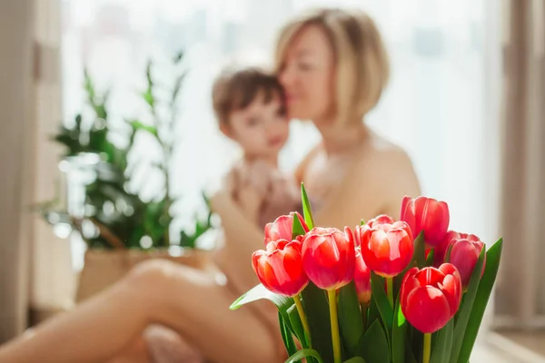 Alles Gute Zum Muttertag Mutter Und Tochter Umarmen Sich Und — Stockfoto