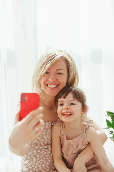 Linda Niña Joven Madre Están Sentadas Juntas Abrazadas Tomando Selfies —  Fotos de Stock