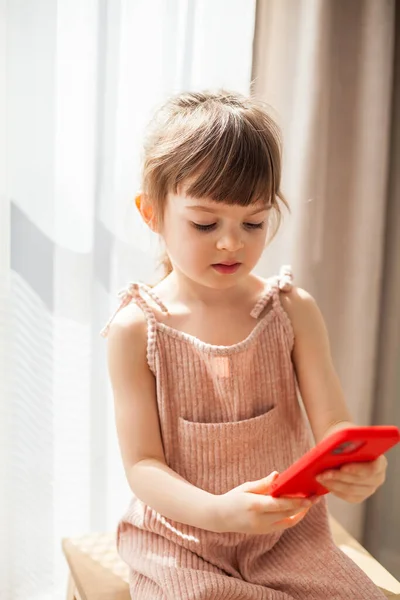 Petite Fille Avec Téléphone Portable Elle Regarde Des Dessins Animés — Photo