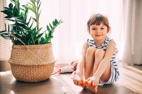 Retrato Uma Menina Sorrindo Bonito Vestido Listrado Sentado Chão — Fotografia de Stock