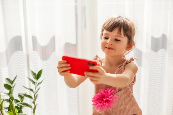 Jolie Petite Fille Prenant Selfie Sur Smartphone Génération Numérique Concept — Photo