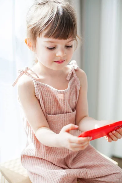 Jolie Petite Fille Avec Téléphone Portable Elle Regarde Des Dessins — Photo