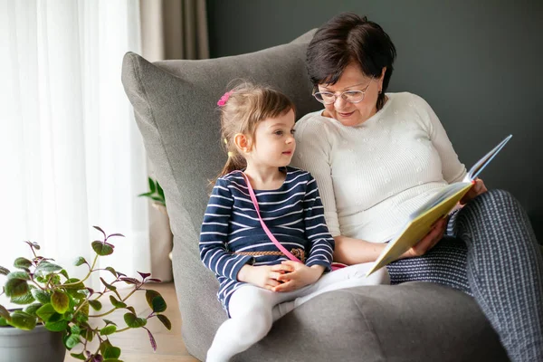 Büyükanne Drandgirl Birlikte Zaman Geçiriyorlar Kitap Okuyorlar Fasulye Sırasına Oturuyorlar — Stok fotoğraf