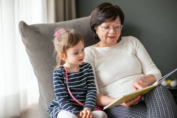 Amare Nonna Leggere Libro Sua Nipote Seduto Una Sedia Sacchetto — Foto Stock