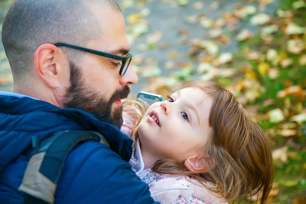 Père Étreignant Mignonne Petite Fille Extérieur — Photo