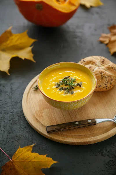 Soupe Citrouille Maison Végétalienne Aux Graines Aux Herbes Pain Sur — Photo