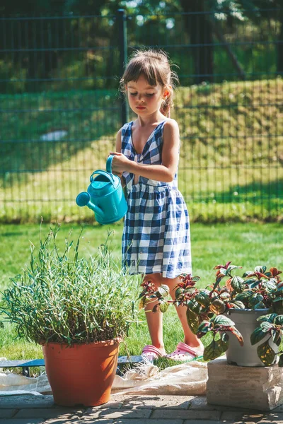 Linda Niña Llittle Años Edad Vestido Cuadros Azul Regar Las —  Fotos de Stock