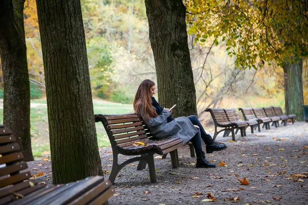 Young Woman Gray Coat Sitting Bench Autumn City Park Searching — Stock Photo, Image