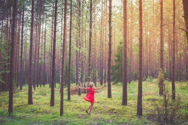 Счастливая Блондинка Красном Платье Танцует Сосновом Лесу — стоковое фото