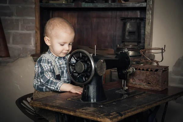 Niño jugando con máquina de coser —  Fotos de Stock